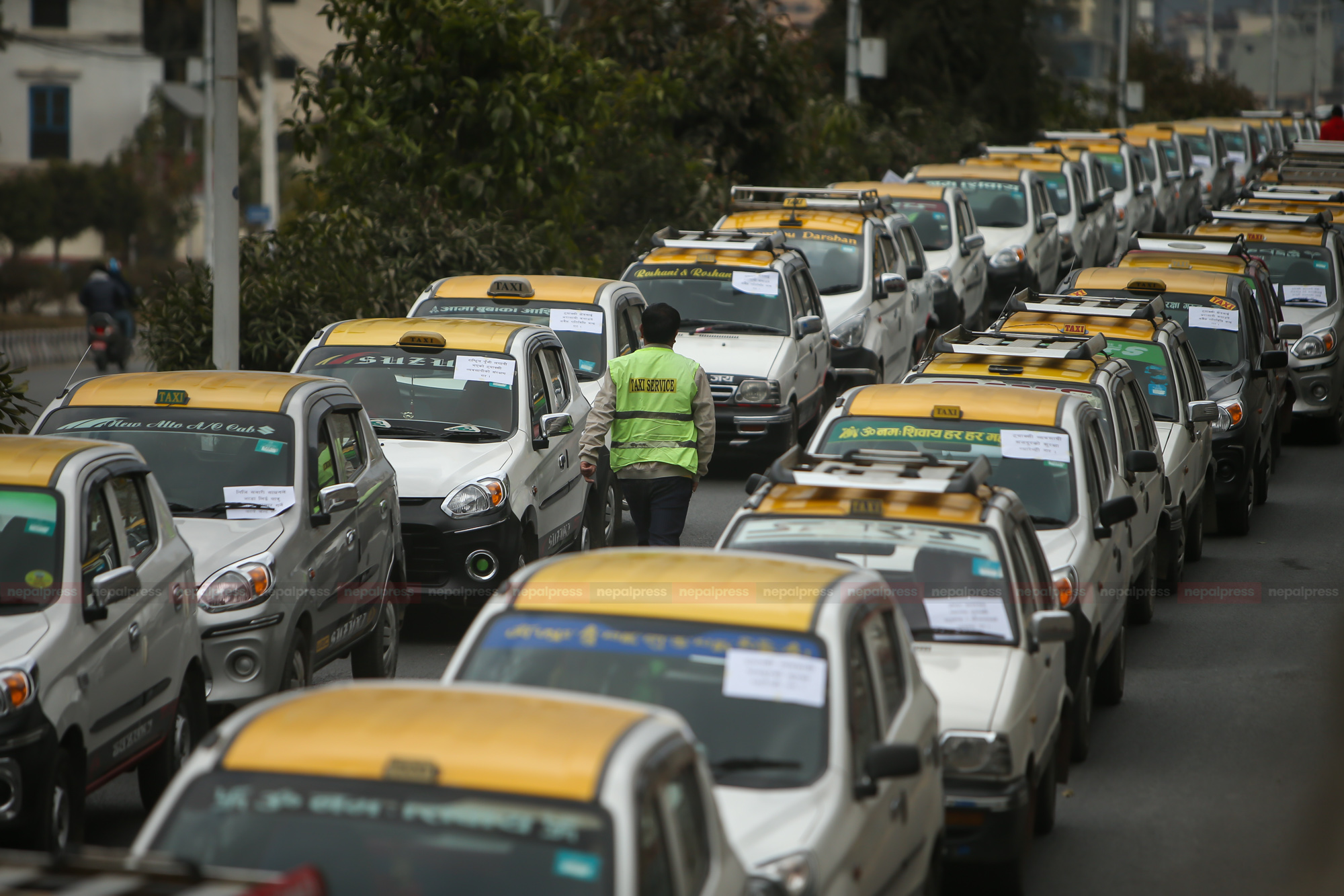 Demonstration by taxi drivers, demand to stop strikes