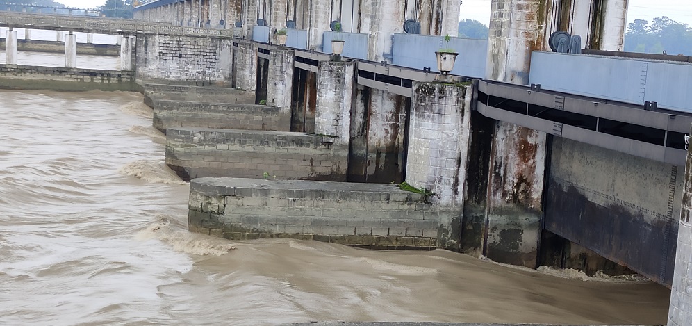 All 36 floodgates of Gandak Barrage opened as water level rises, 20 villages of Nawalparasi at high risk