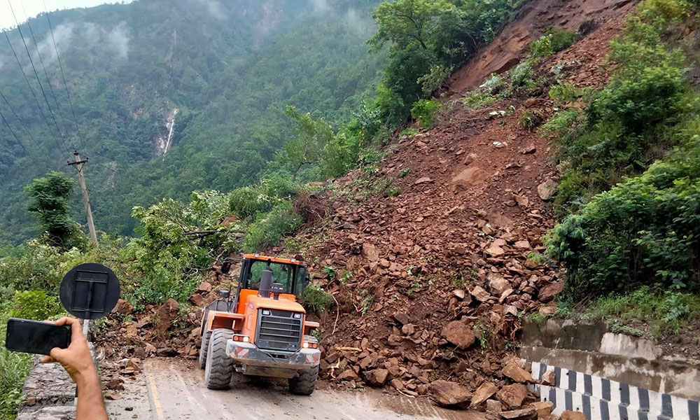 Landslide obstructs Pokhara-Baglung road section