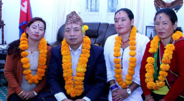 Vice-President Pun receives Tika from sisters
