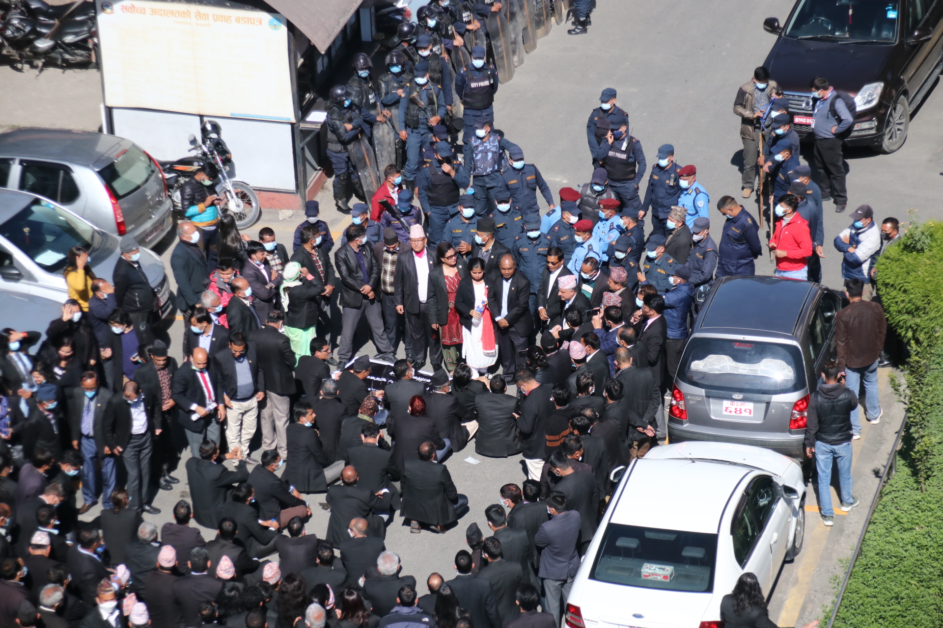 Police interfere in lawyers’ protest in Supreme Court (With photos)