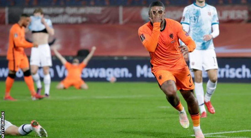 Dutch qualify for World Cup as Bergwijn, Depay grab late goals
