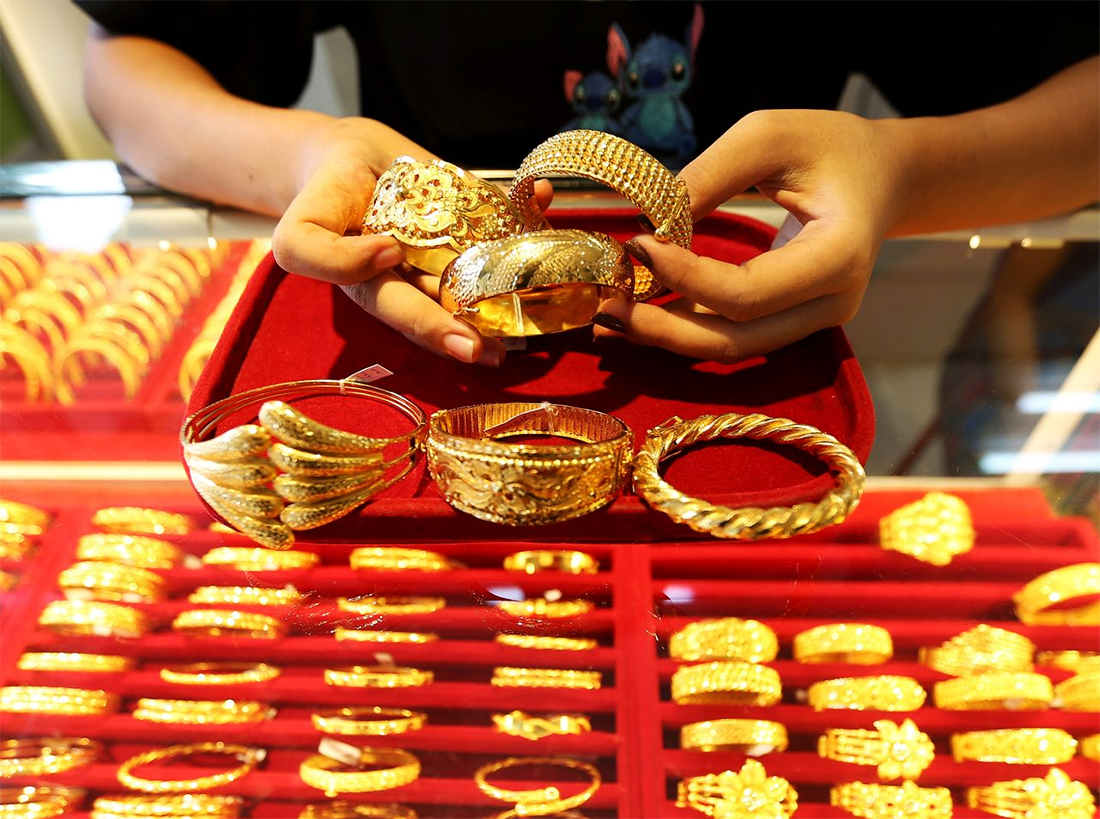 Gold price increases by Rs 1,500 on Monday