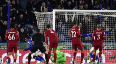 Liverpool beaten by Leicester after Salah’s penalty miss