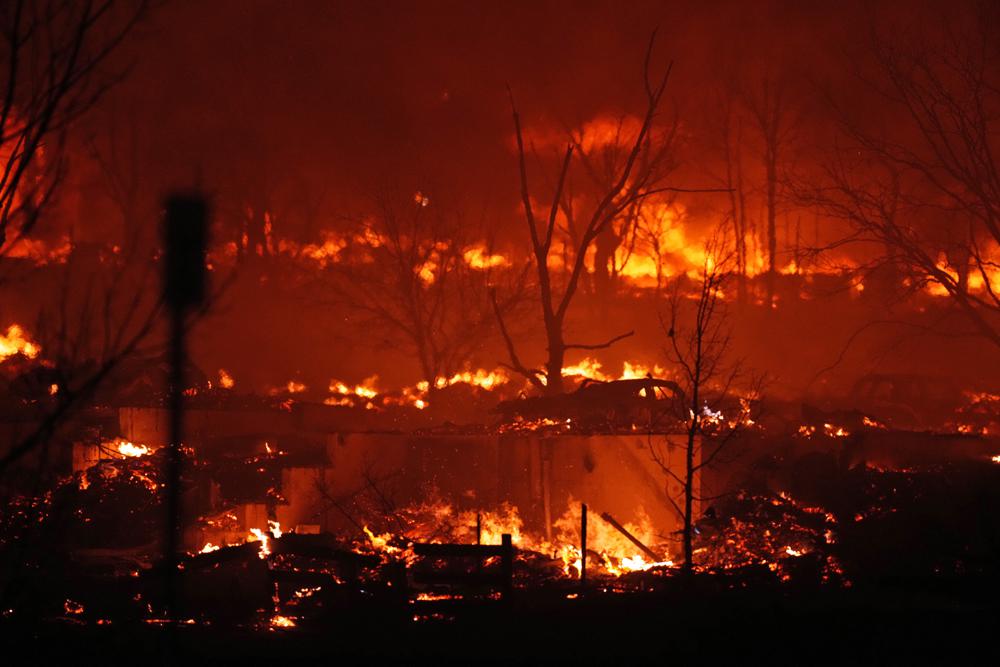 Thousands flee as Colorado wildfires burn hundreds of homes