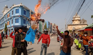 Janamat Party cadres burn effigy of Minister Yadav