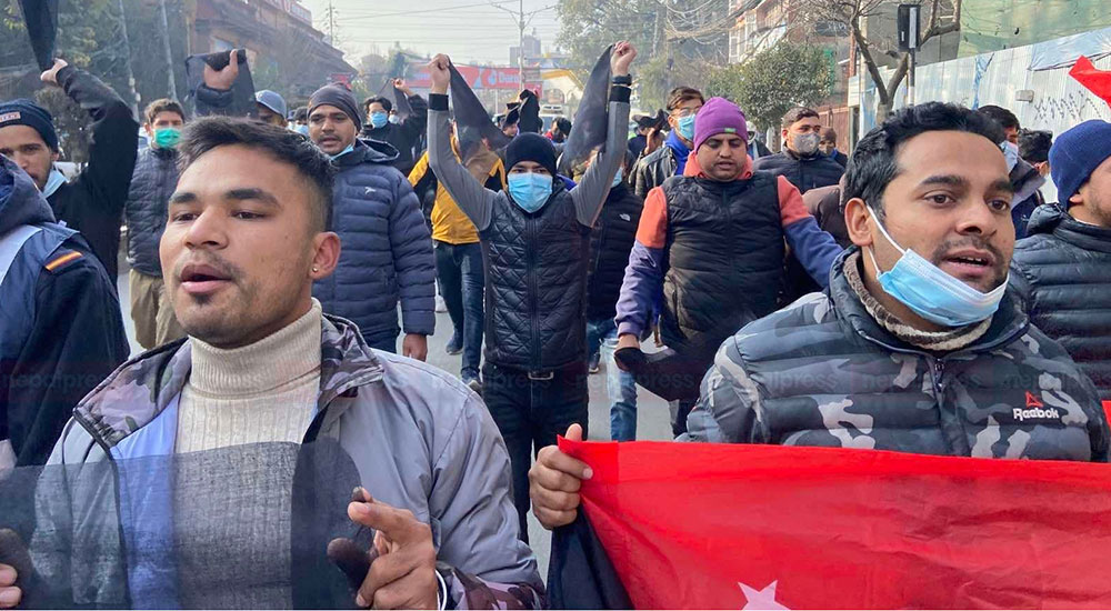 ANNFSU cadres stage protest outside minister’s quarter demanding to fix date of civic polls (With video)