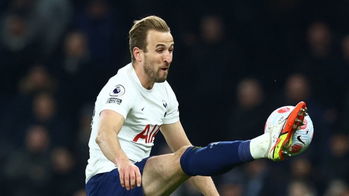 Kane grabs double as Tottenham thrash Everton