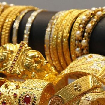 Gold price decreases by Rs 400 per tola on Monday