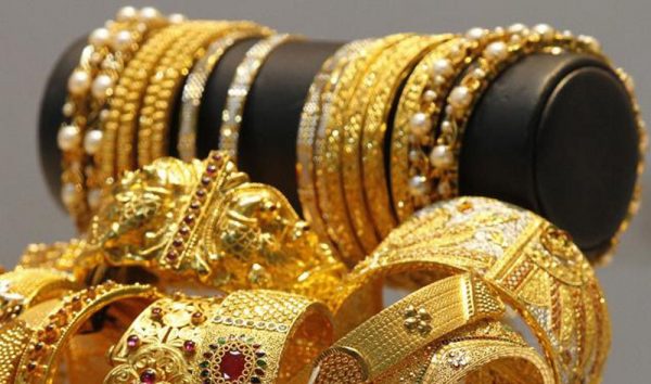 Gold price drops by Rs 600 per tola 