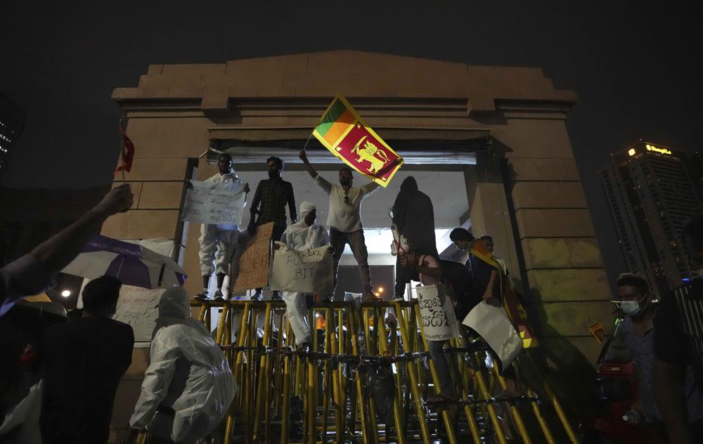 Sri Lanka halts debt repayment pending IMF bailout plan