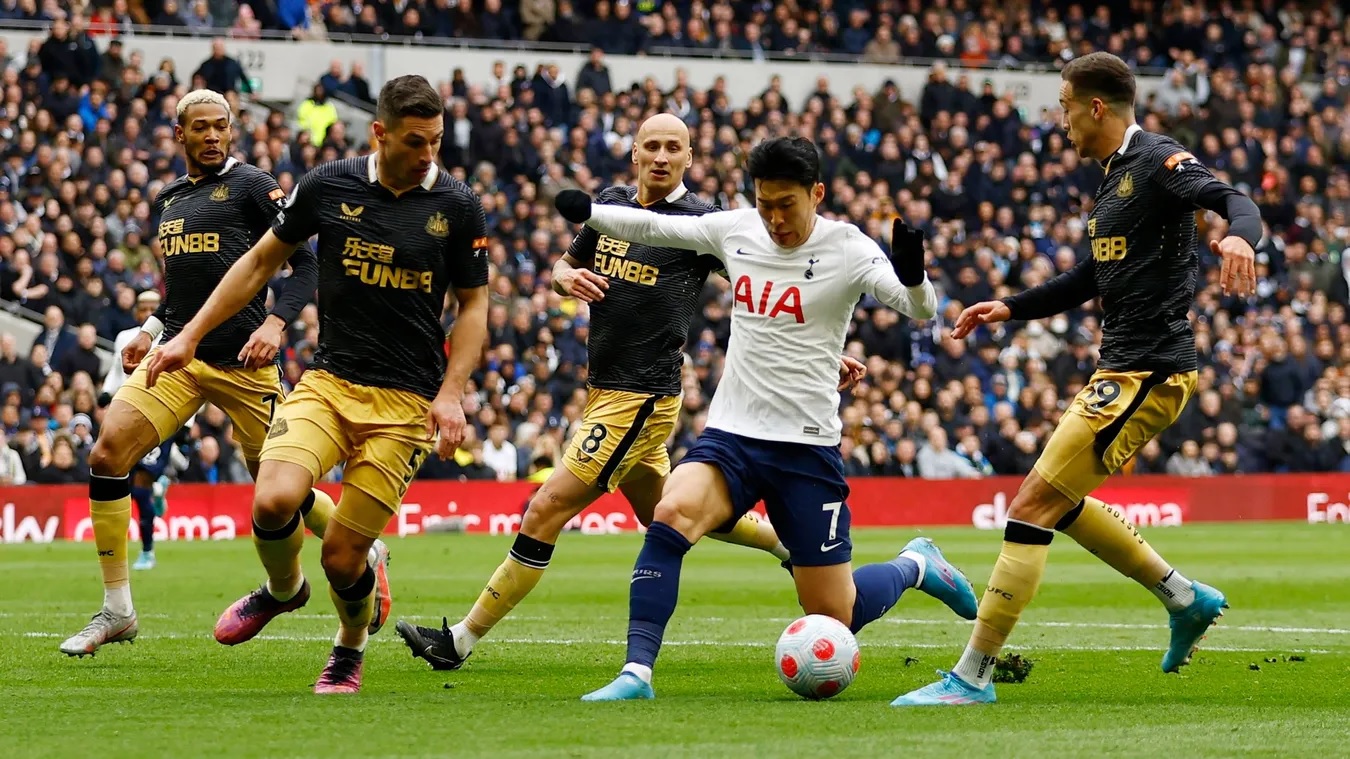Five-star Spurs hammer Newcastle to move into top four