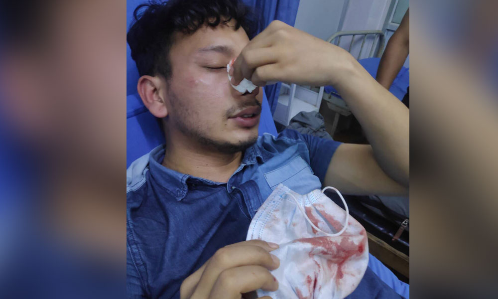 Traffic policeman brutally assaults doctor in Lalitpur