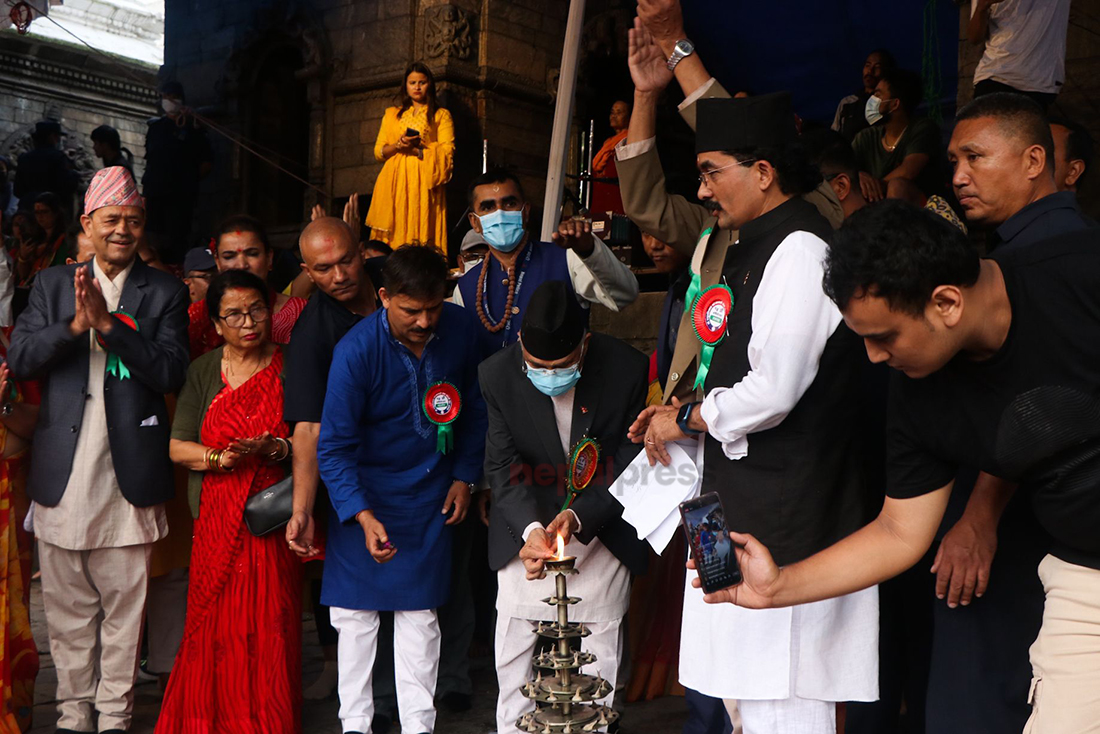 UML Chair Oli takes part in evening prayers at Pashupatinath Temple (With photos)