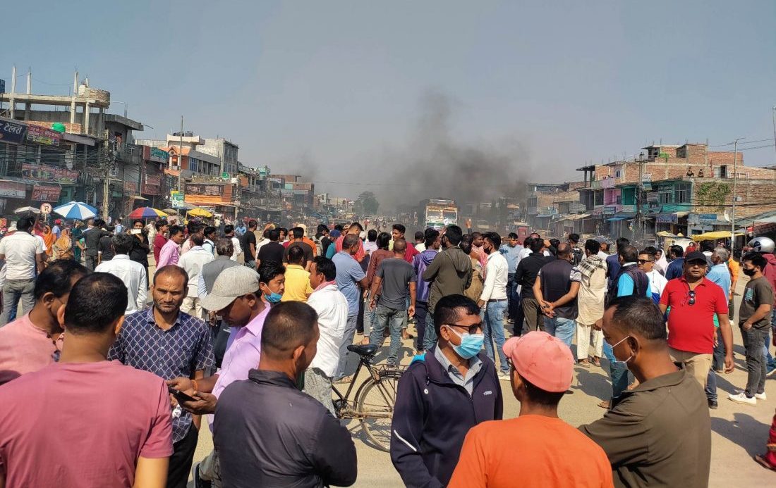 UML cadres obstruct East-West Highway to protest attack on Golbazaar Mayor Shrestha (With video)