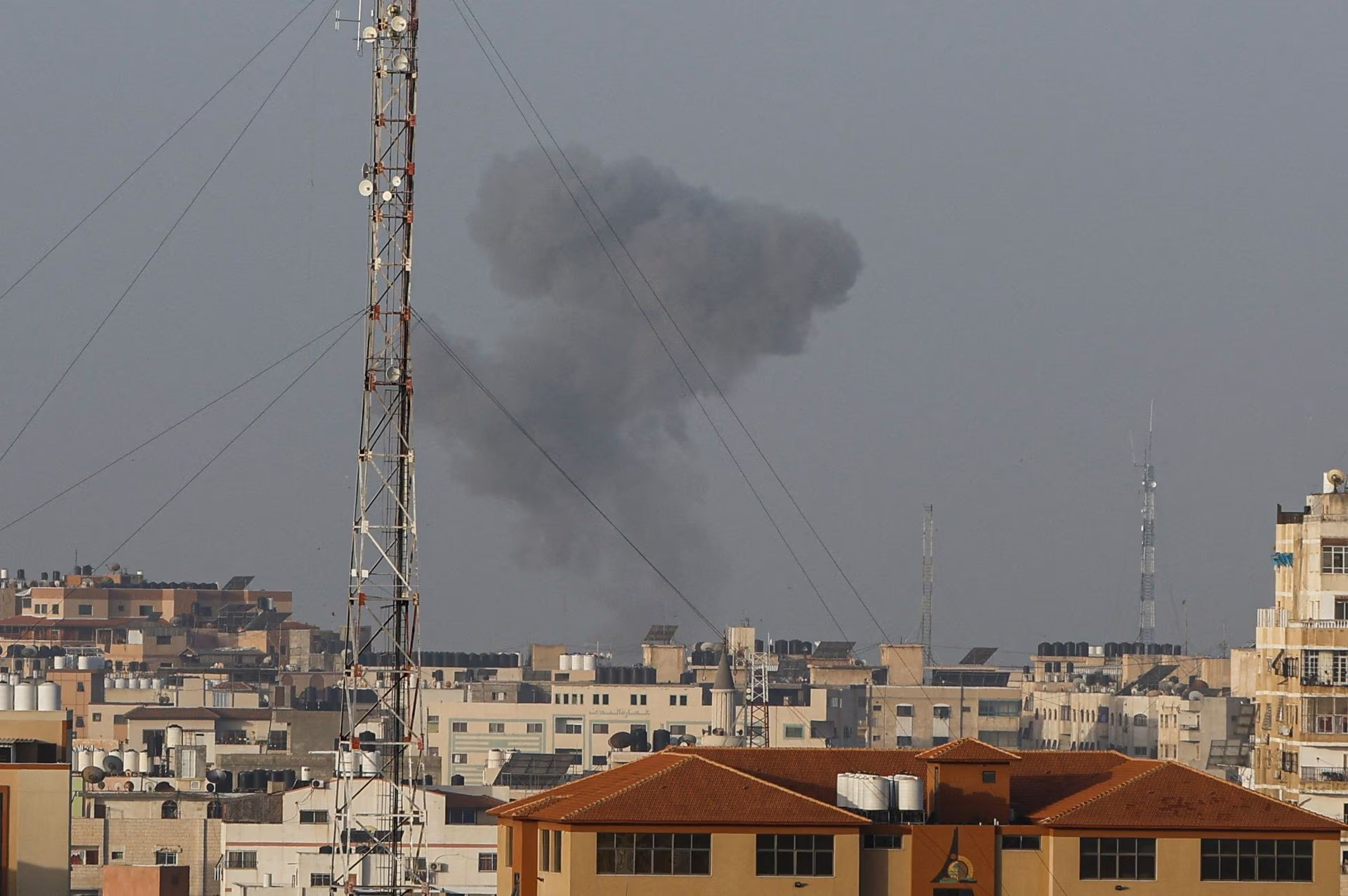 Cross-border fire in Gaza after Israeli police raid Al-Aqsa mosque