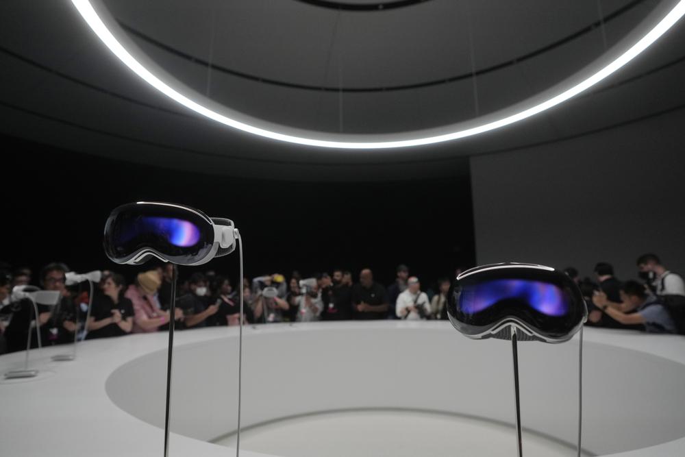 Apple unveils a $3,500 headset as it wades into the world of virtual reality