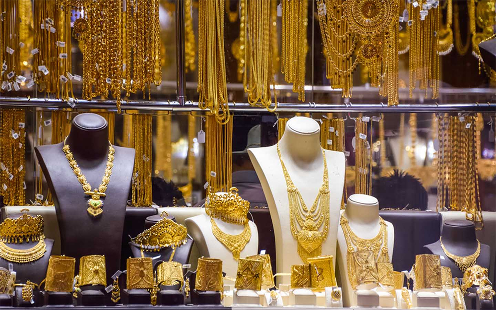 Gold prices touch record high of Rs 117, 000 per tola