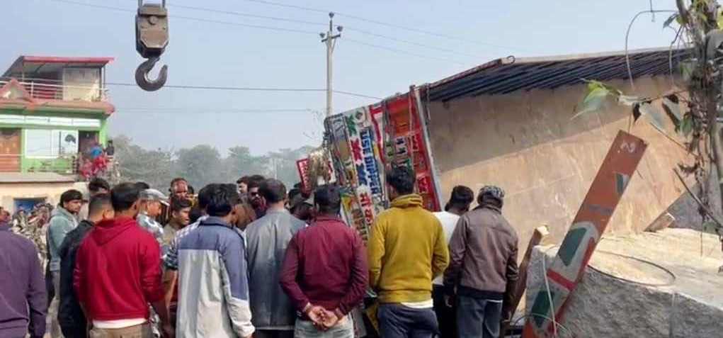 Three killed, one injured as lorry overturns in Morang