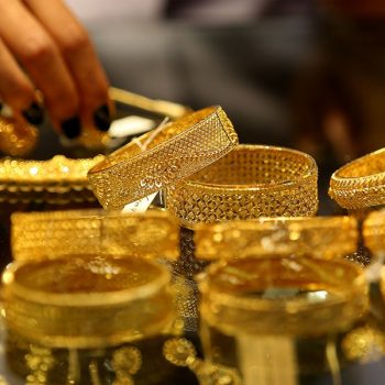 Gold price climbs by Rs 1, 600 per tola on Sunday