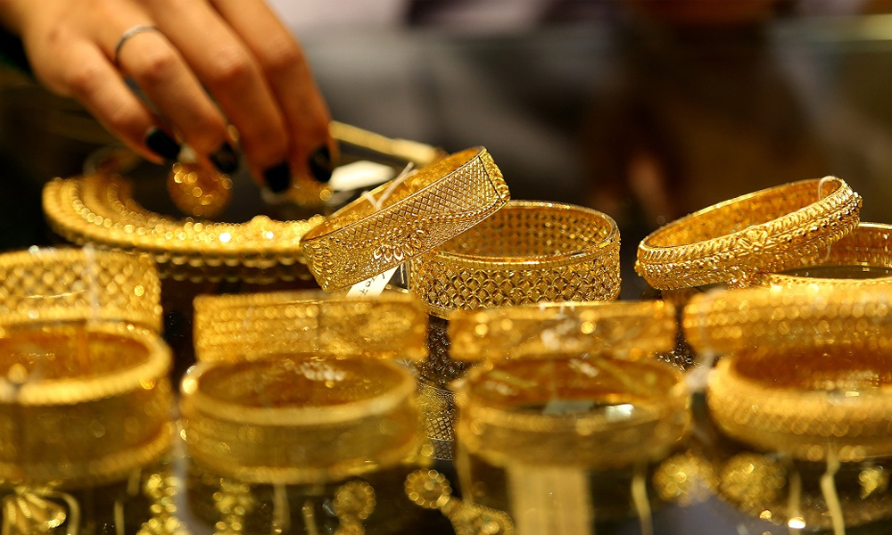 Gold price climbs by Rs 1, 600 per tola on Sunday