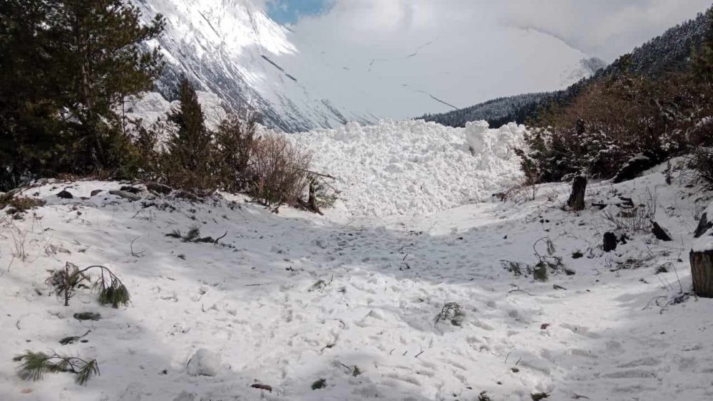 Massive avalanche in Manaslu Peak, people nearby Budhigandaki urged to remain vigilant