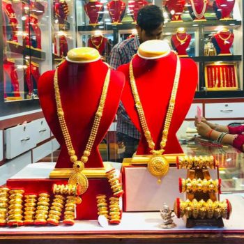 Gold price drops by Rs 900 per tola on Sunday