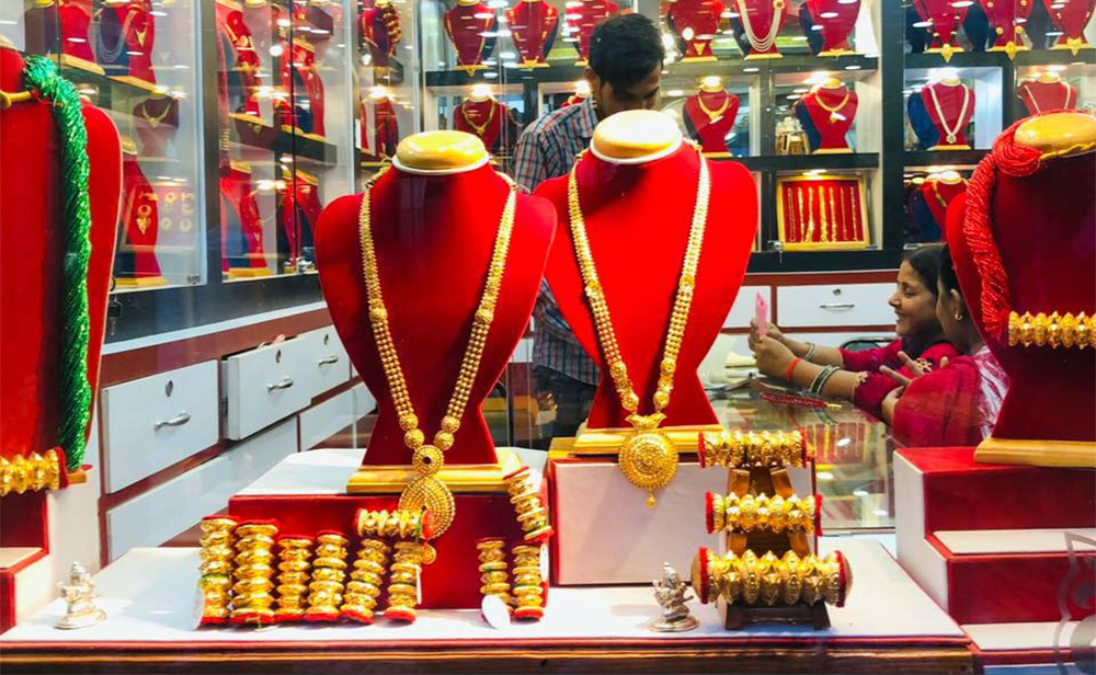 Gold hits new high of Rs 160, 700 per tola