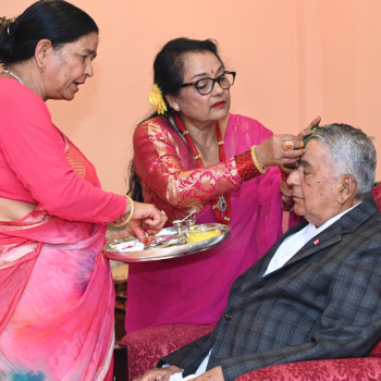 President receives ‘tika’ from sisters