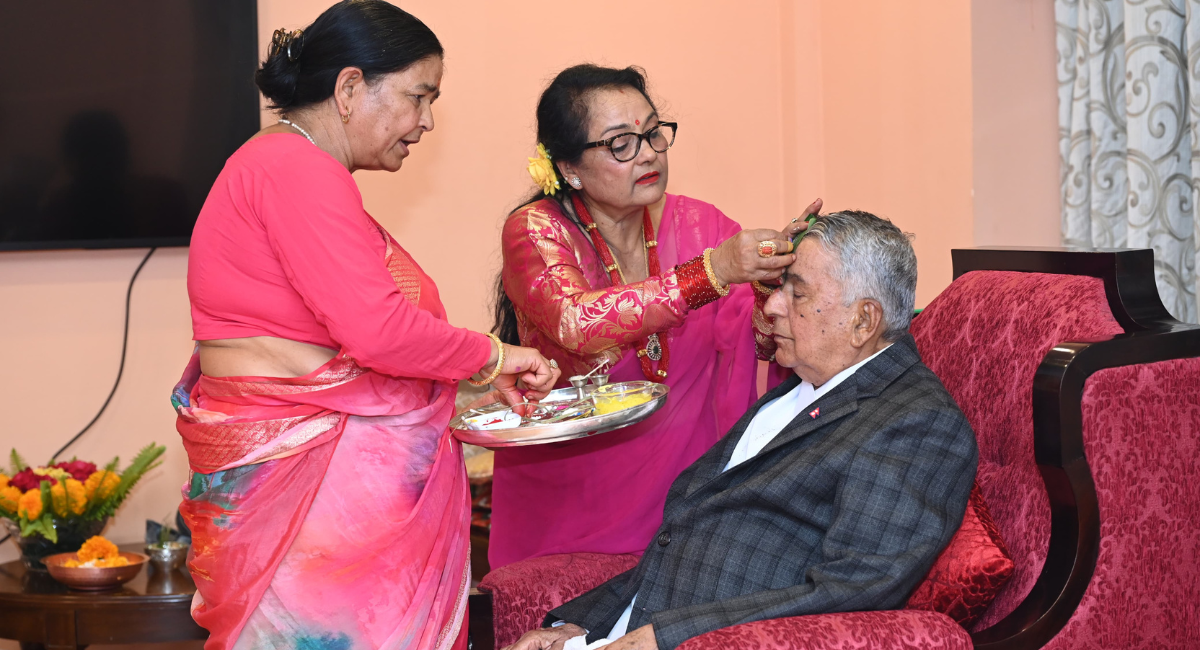 President receives ‘tika’ from sisters