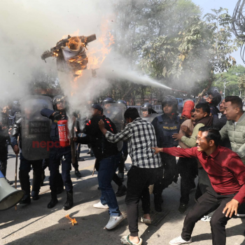 ANNFU cadres burn effigy of Energy Minister Khadka in protest against removal of Kulman Ghising (With photos)