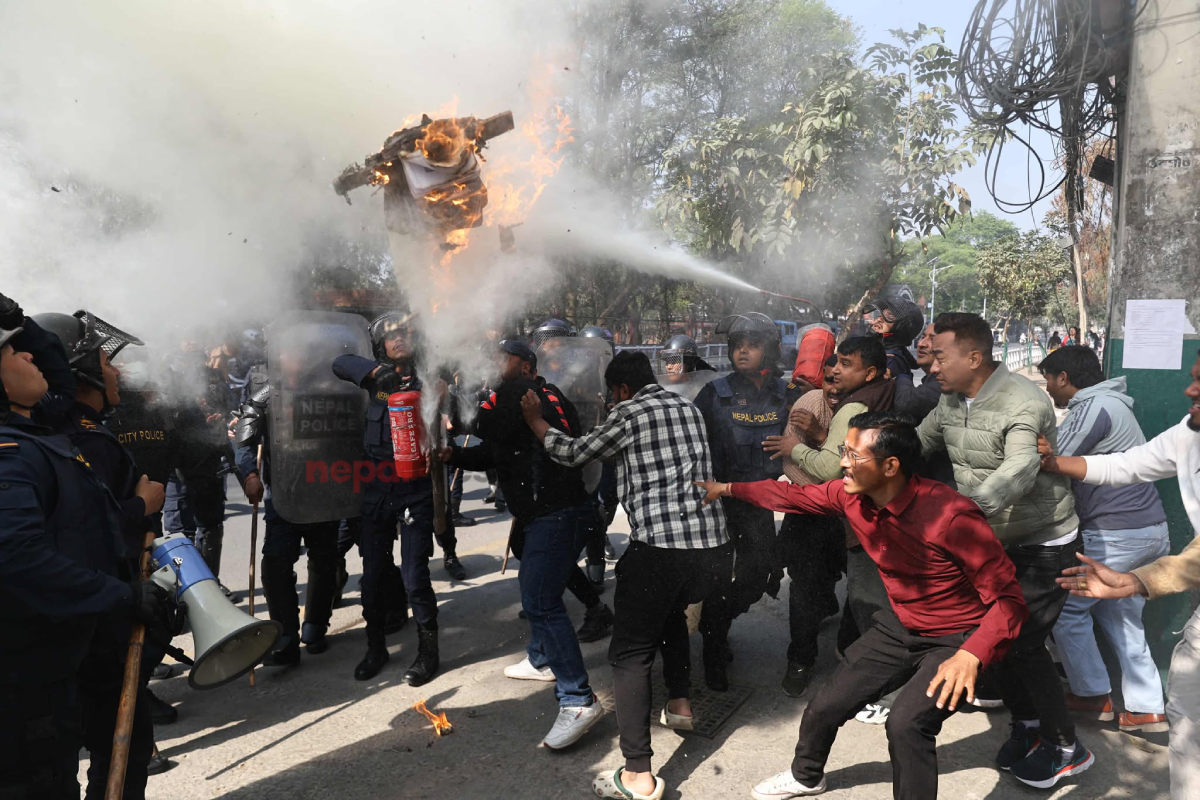 ANNFU cadres burn effigy of Energy Minister Khadka in protest against removal of Kulman Ghising (With photos)